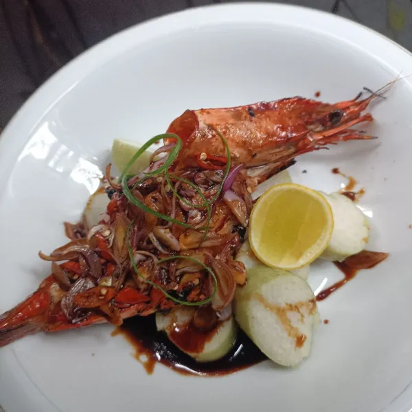 Lalu siram sambal kecap diatasnya.