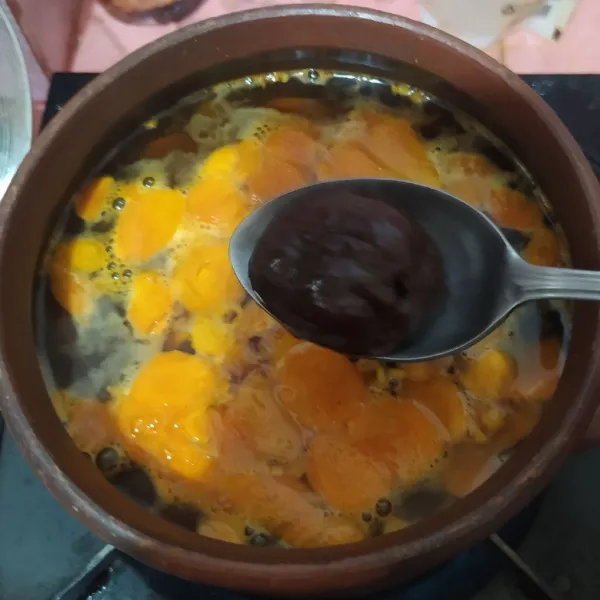 Masukkan asam Jawa.