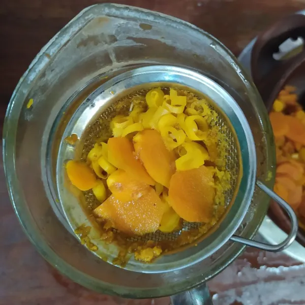 Kalau sudah hangat, saring dan siap untuk dikonsumsi.