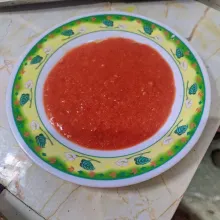 Haluskan bawang merah, bawang putih, cabai, kemiri dan tomat.