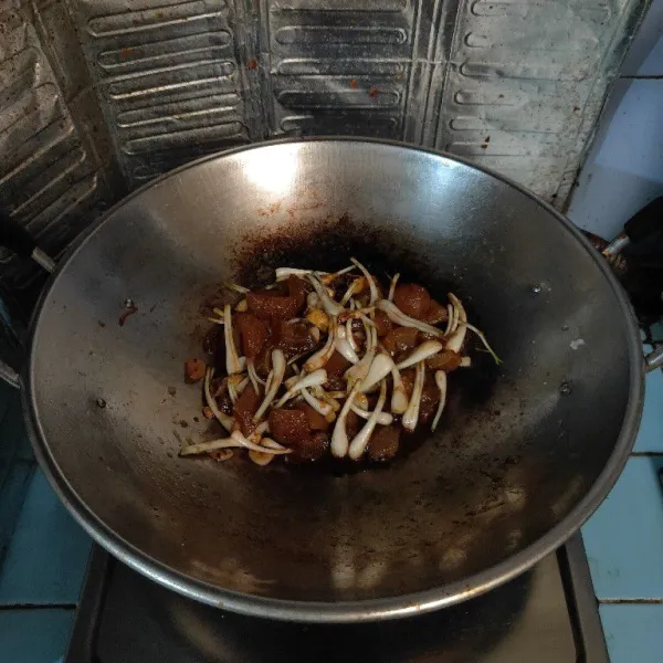 Masak hingga matang. Angkat dan sajikan.