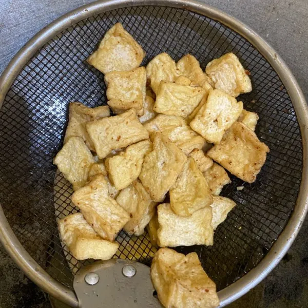 Potong tahu sesuai selera lalu goreng.