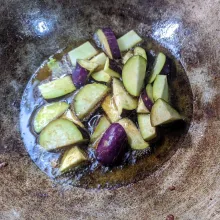 Goreng kentang dan terong hingga matang.