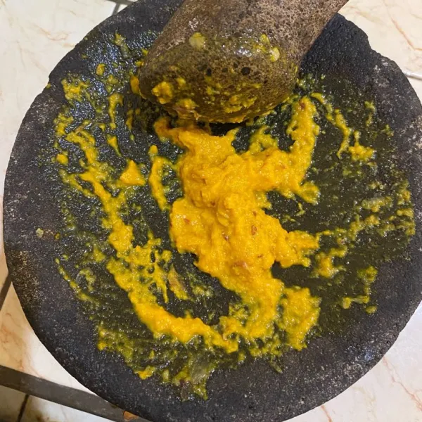 Haluskan bawang putih, bawang merah, kemiri, kunyit.