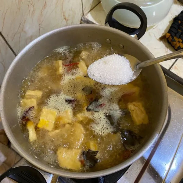 Tambahkan garam, gula, kaldu bubuk lalu aduk merata.