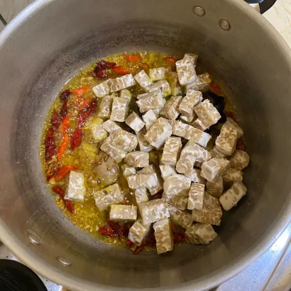 Masukkan tempe lalu aduk.