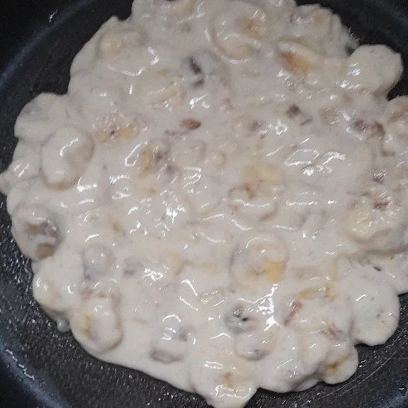 Panas kan teflon, beri sedikit margarin lalu masukkan adonan. Masak hingga bagian bawah kuning kecoklatan.