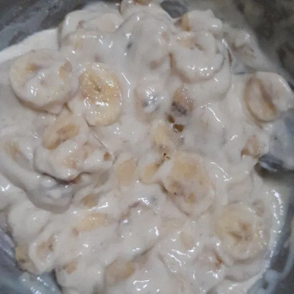 Aduk rata adonan, kemudian masukkan pisang yg sudah di potong - potong, lalu masukkan margarin cair aduk rata.