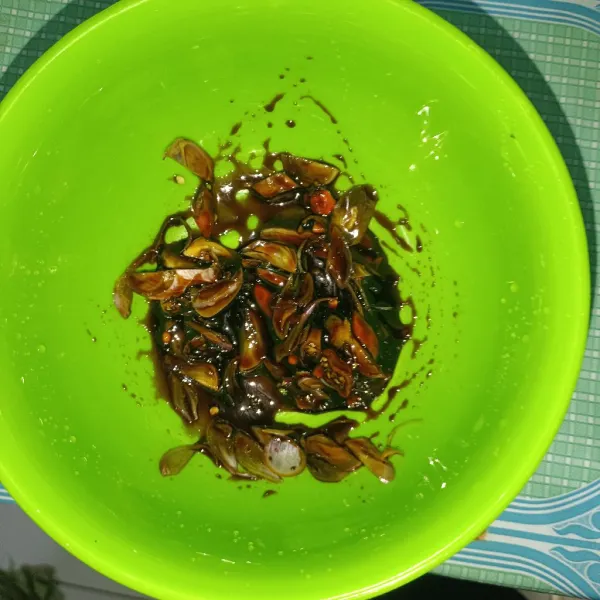 Siapkan bahan sambal kecap rajang semua bumbu dan tuang kecap manis.
