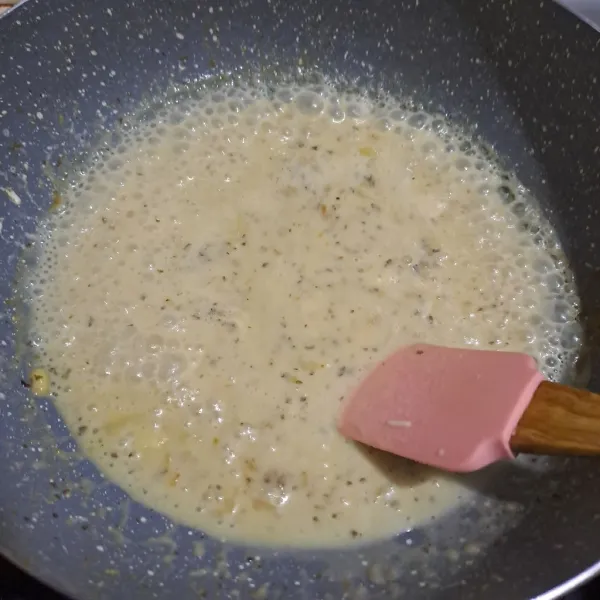Masukan susu, keju, daun parsley dan kaldu bubuk masak sampai mengental.