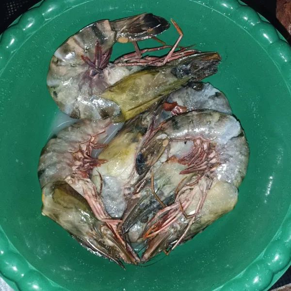 Siapkan udang yg sudah dimarinasi selama 5menit, lalu cuci bersih dan tiriskan.