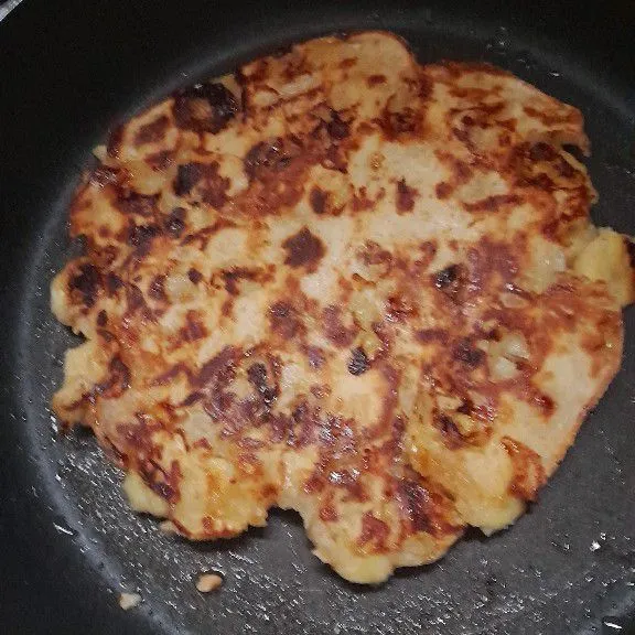 Setelah bawahnya kuning kecoklatan balik lempeng dan masak juga sampai bagian bawah nya kuning kecoklatan juga.