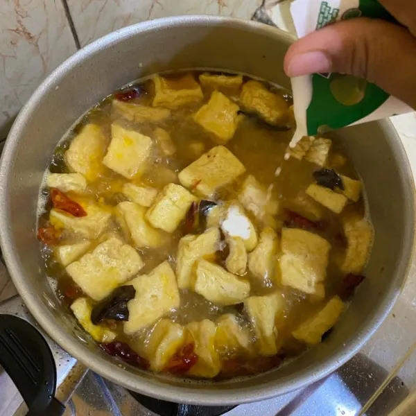 Tambahkan santan instan lalu aduk merata dan masak sampai santan matang. Dan siap disajikan.