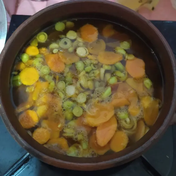 Kalau sudah mendidih masukkan irisan serai. Masak 1 menit saja.