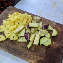 Potong-potong terong dan kentang.