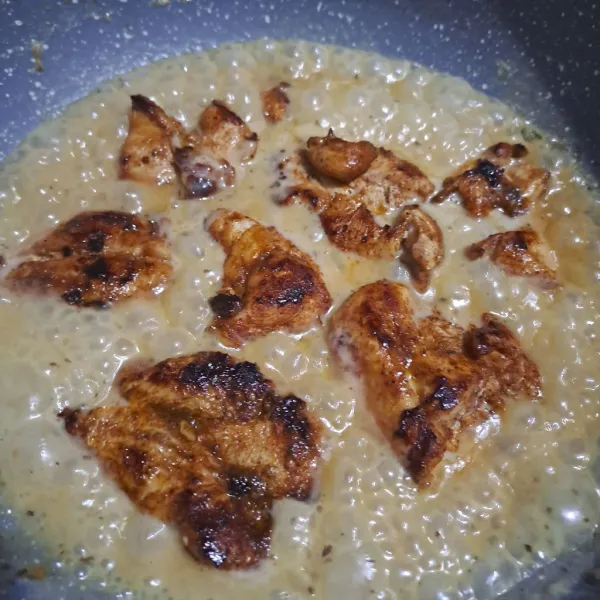 Masukan ayam aduk rata koreksi rasa angkat dan sajikan.