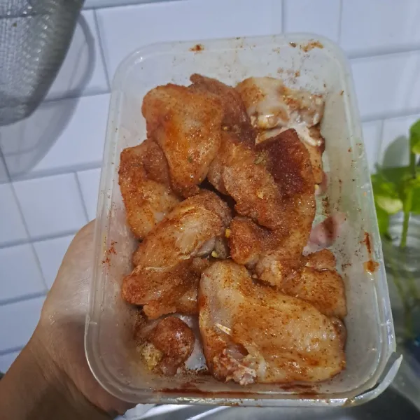 Marinasi ayam dengan seasoning powder dan paprika bubuk diamkan selama 30 menit.