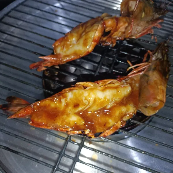 Siapkan pembakaran dan beri olesan saos bakaran di udang.