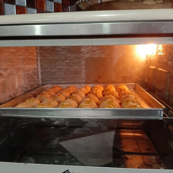 Panggang nastar pada oven yang telah di panaskan sebelumnya, panggang sekitar 20-30 menit dengan suhu sekita 180⁰ C atau sesuaikan dengan oven masing masing. Setelah matang tunggu dingin baru masukan ke toples.