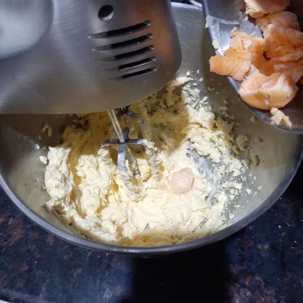 Masukan kuning telur dan kocok kembali hingga rata.