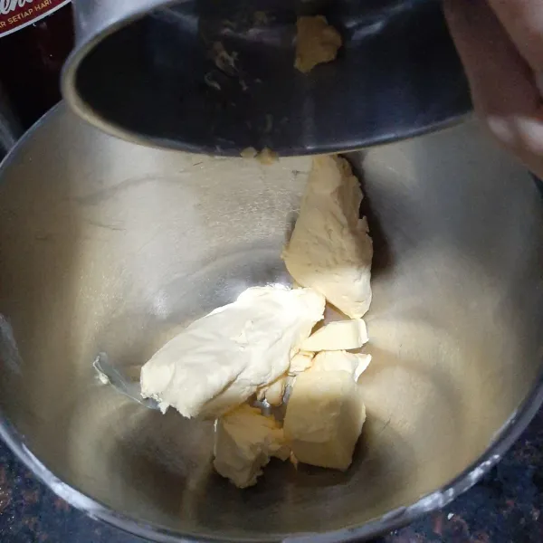 Campur dan kocok gula halus dengan semua butter dan mentega hingga tercampur rata.