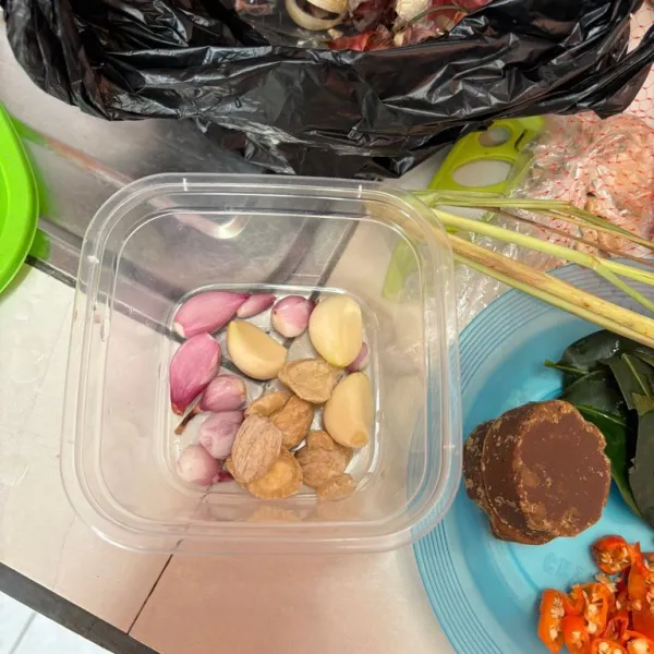 Haluskan bawang merah, bawang putih, kemiri, dan serai
