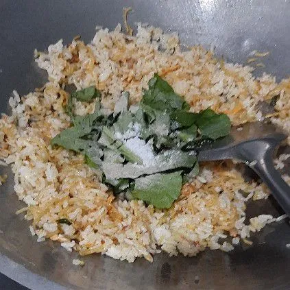 Masukkan garam dan lada bubuk lali aduk rata masak dengan api besar,kemudian koreksi rasa dan sajikan.