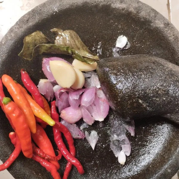 Haluskan bawang merah, bawang putih dan cabai.