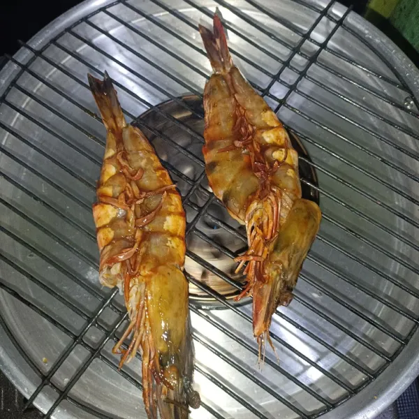 Bolak balik beri saos, dan bakar kembali hingga matang