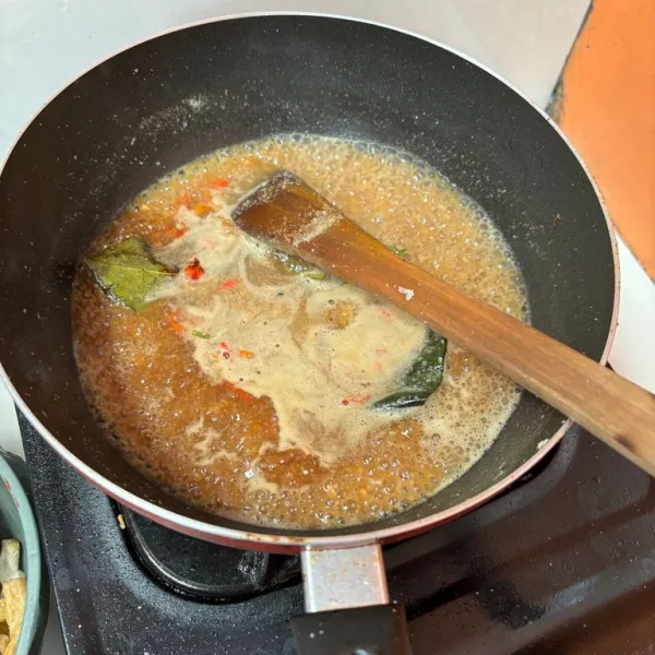 Masukkan gula merah, cabai, lengkuas bubuk, garam, lada, penyedap,  dan kecap manis