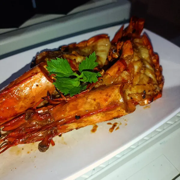 Lalu sajikan, bisa dengan sambal/saos