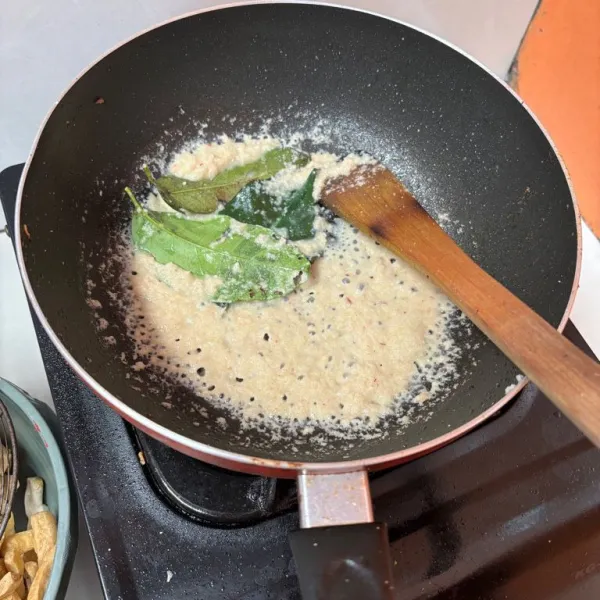 Tumis bumbu yang dihaluskan dan tambahkan 3 lembar daun salam
