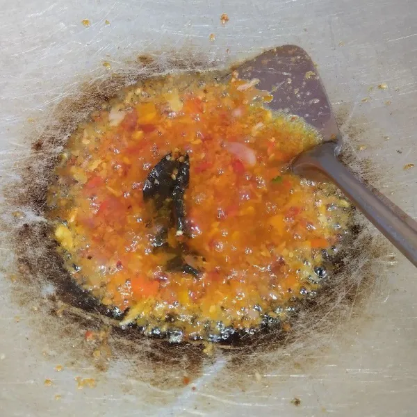 Tumis bumbu yang sudah diulek sampai harum.