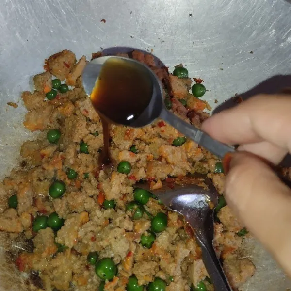 Tambahkan kecap, saus tiram, garam,gula dan kaldu bubuk. Aduk merata dan masak hingga leunca tampak layu.