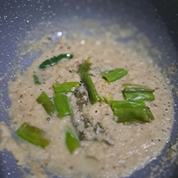 Masukan  bumbu aromatik dan daun bawang masak sampai bener-bener  tanak