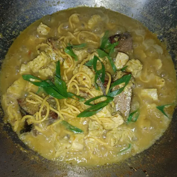 Aduk hingga semua tercampur rata  beri garam dan penyedap, tungguh hinggah mendidih dan beri taburan daun bawang dan sajikan