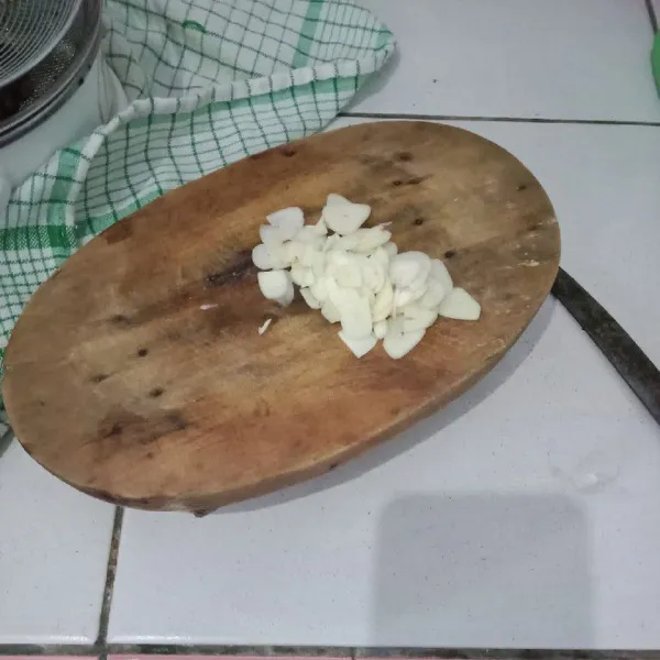 Iris dua siung bawang putih, sisihkan