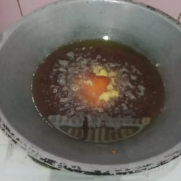 Panaskan minyak goreng, masukkan margarin tunggu hingga meleleh