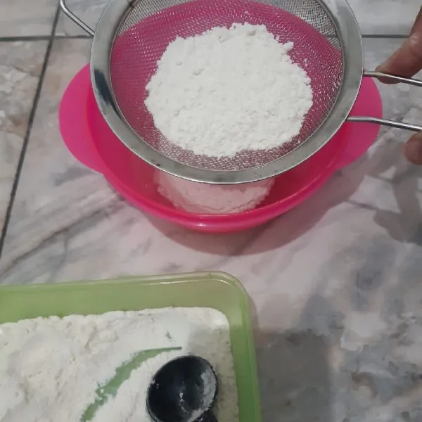 Masukkan tepung terigu dan susu bubuk. Saring agar tdk bergumpal. Aduk rata