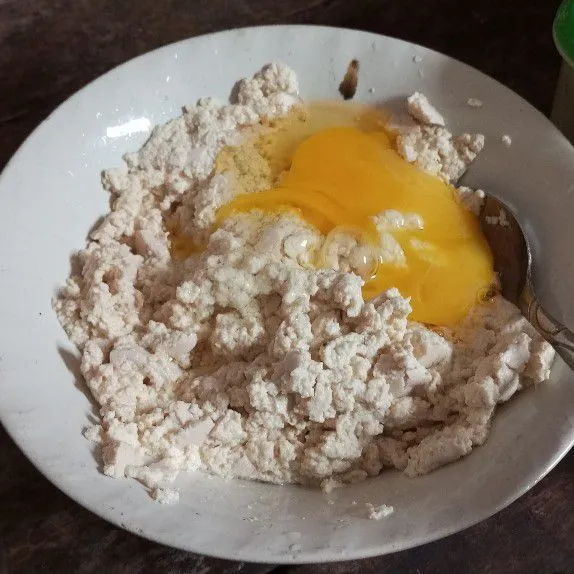 Tambahkan telur.