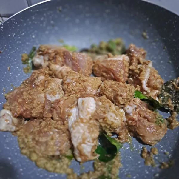 Masukan ayam(yang telah dicuci bersih) aduk rata