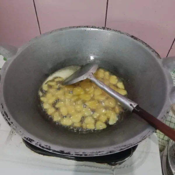 Goreng irisan bawang putih diamkan beberapa saat