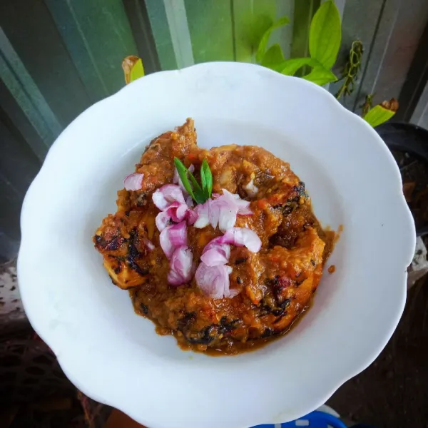 Tambahkan irisan bawang merah dan jeruk nipis, danmasakan siap di sajikan.