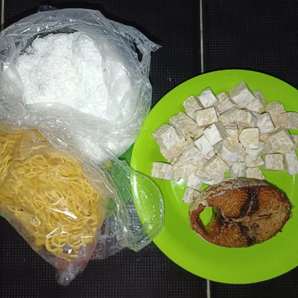 Siapkan bahan utama, disini saya sudah potong kotak kecil tempe, lalu ikan tuna saya ambil yg bagian potongan besar lalu saya goreng