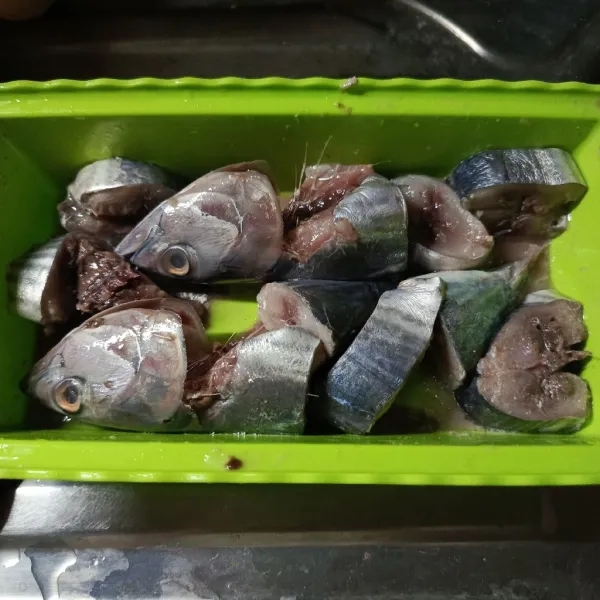 Potong-potong ikan tongkol. Kemudian marinasi dengan garam dan jeruk nipis.