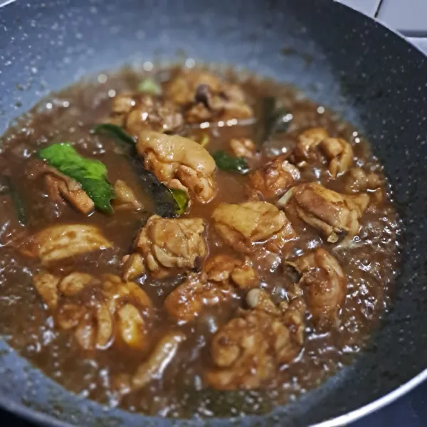 Masak sampai bumbu meresap dan koreksi rasa angkat dan sajikan