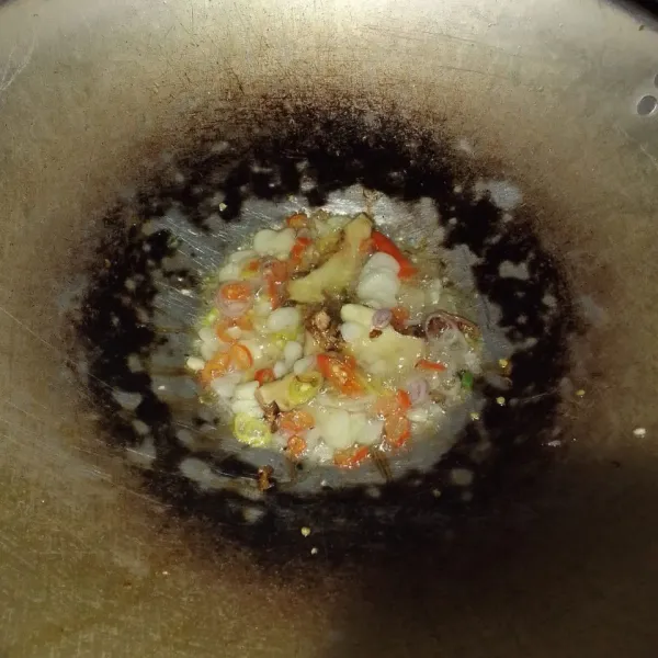 Tumis bumbu iris hingga harum dan layu