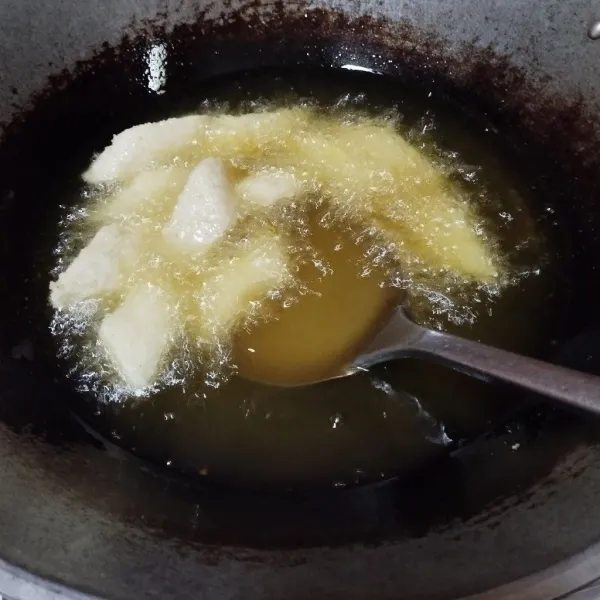 Potong-potong biar tidak saling menempel bisa di taburkan sedikit tepung terigu. Lalu goreng dengan api kecil. Sajikan hangat.