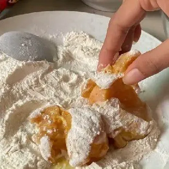 Setelah bumbu meresap, lalu baluri ayam dengan campuran tepung terigu, tepung tapioka, tepung beras, 1/2 sdt garam, 1/2 sdt lada bubuk hingga merata.