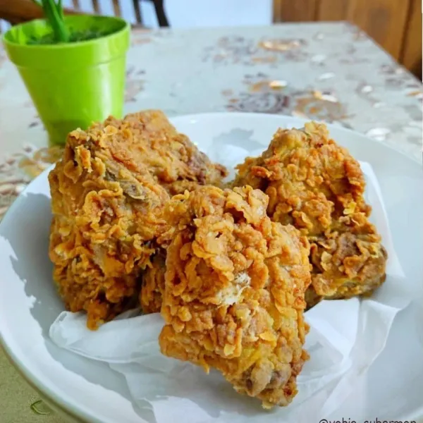 Setelah matang, tiriskan ayam yang sudah digoreng. Lalu sajikan selagi hangat. Ayam goreng tepung krispi siap untuk disantap bersama keluarga.
